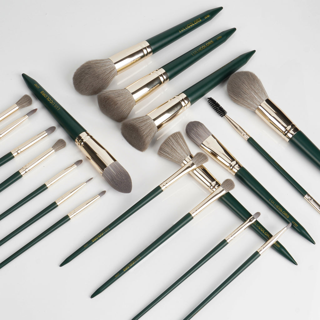 LULUCOLORS 18pc Tail Wood Makeup Brush Set (green)